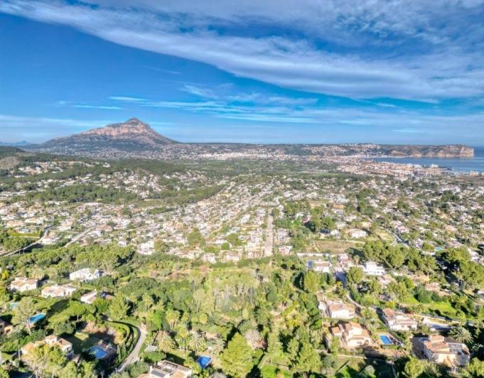 Fully licensed plot with spectacular sea views