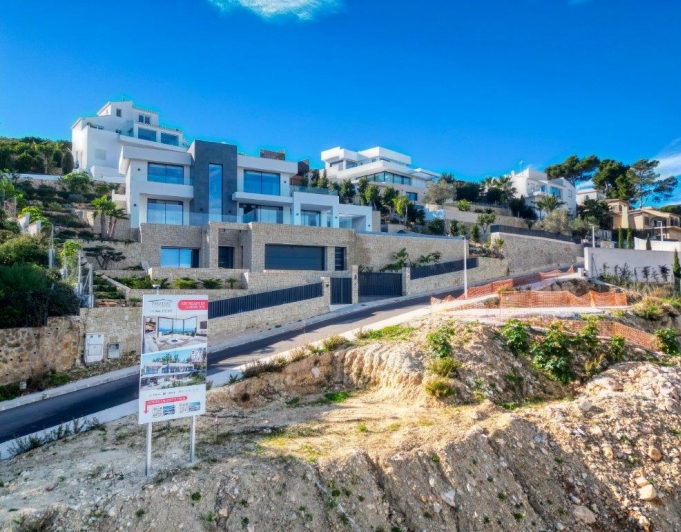 Fully licensed plot with spectacular sea views