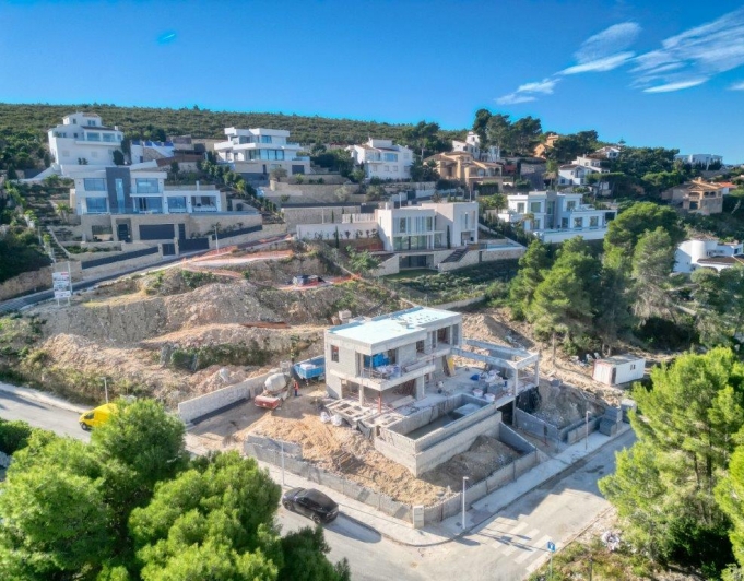 Fully licensed plot with spectacular sea views