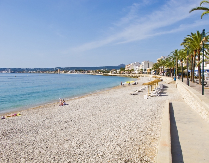 Fully licensed plot with spectacular sea views
