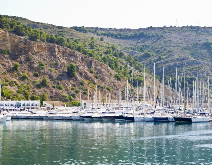 Fully licensed plot with spectacular sea views
