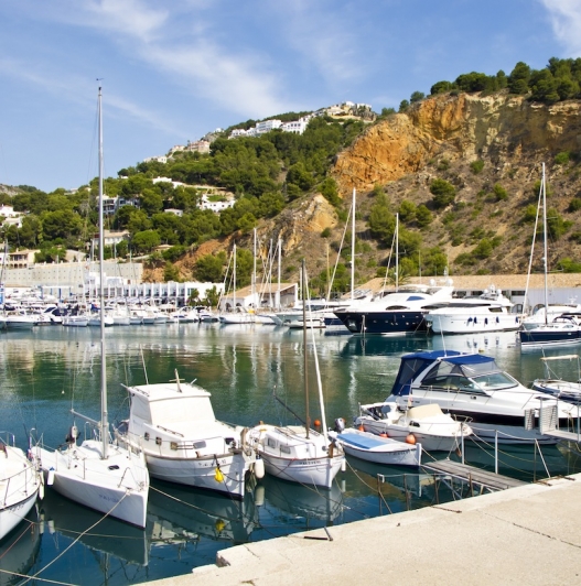 Fully licensed plot with spectacular sea views