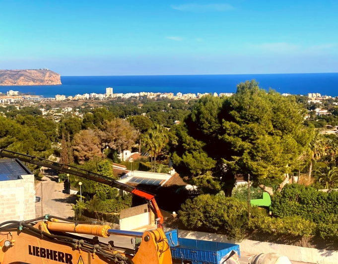 Fully licensed plot with spectacular sea views