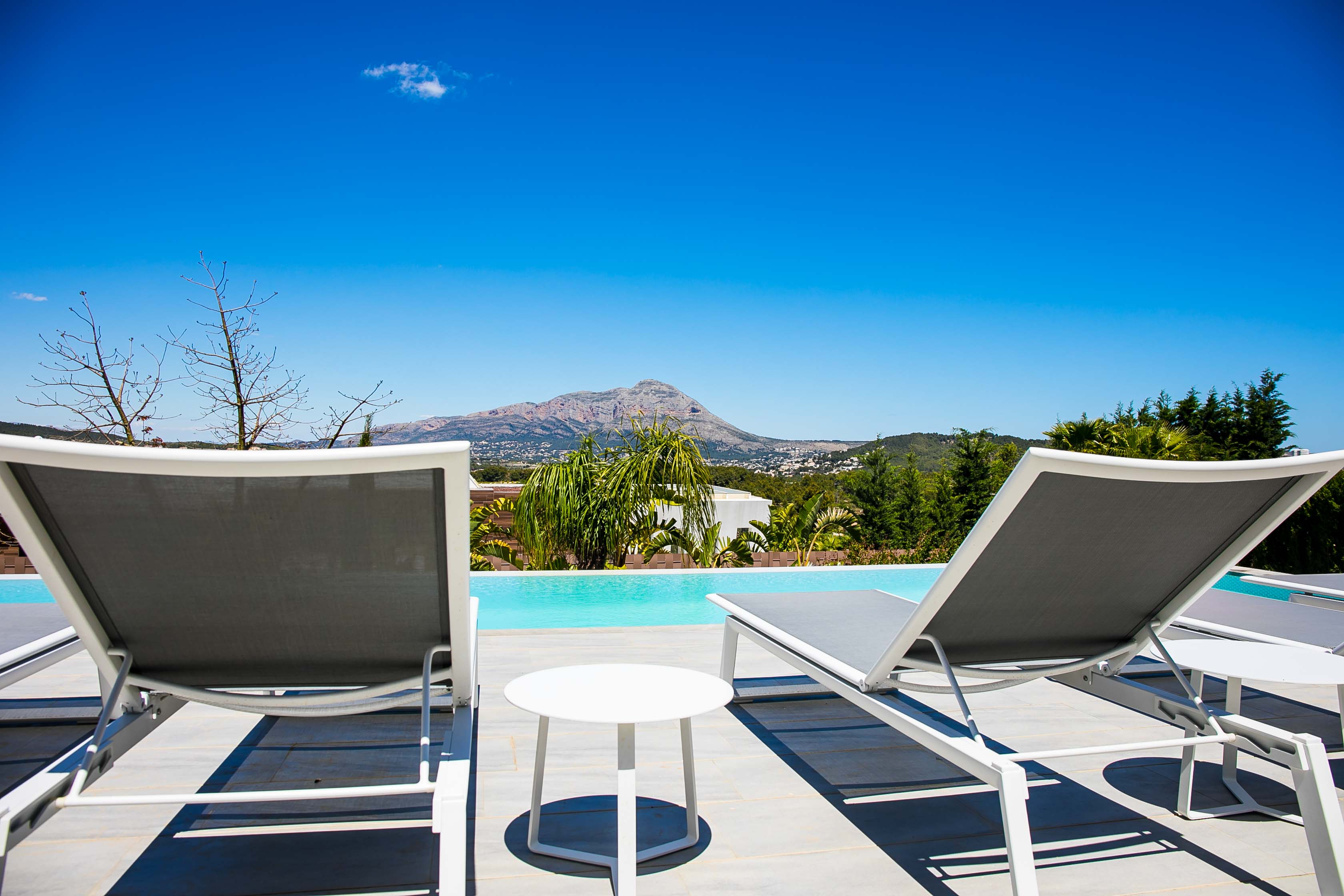VILLA HERA ON LINE IN THE USA
