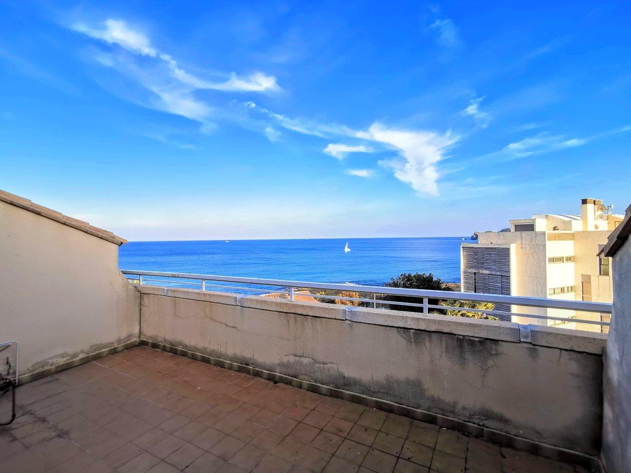 Sea view penthouse apartment for sale on the beach of Javea.